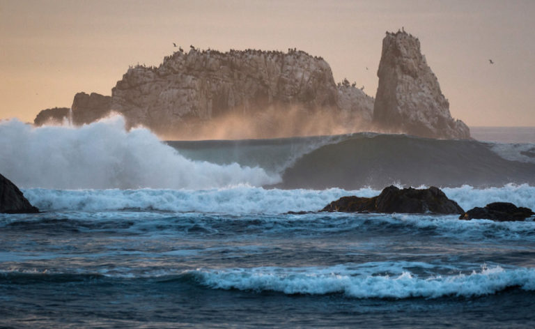 Olas y roqueríos de la costa de Playa Negra