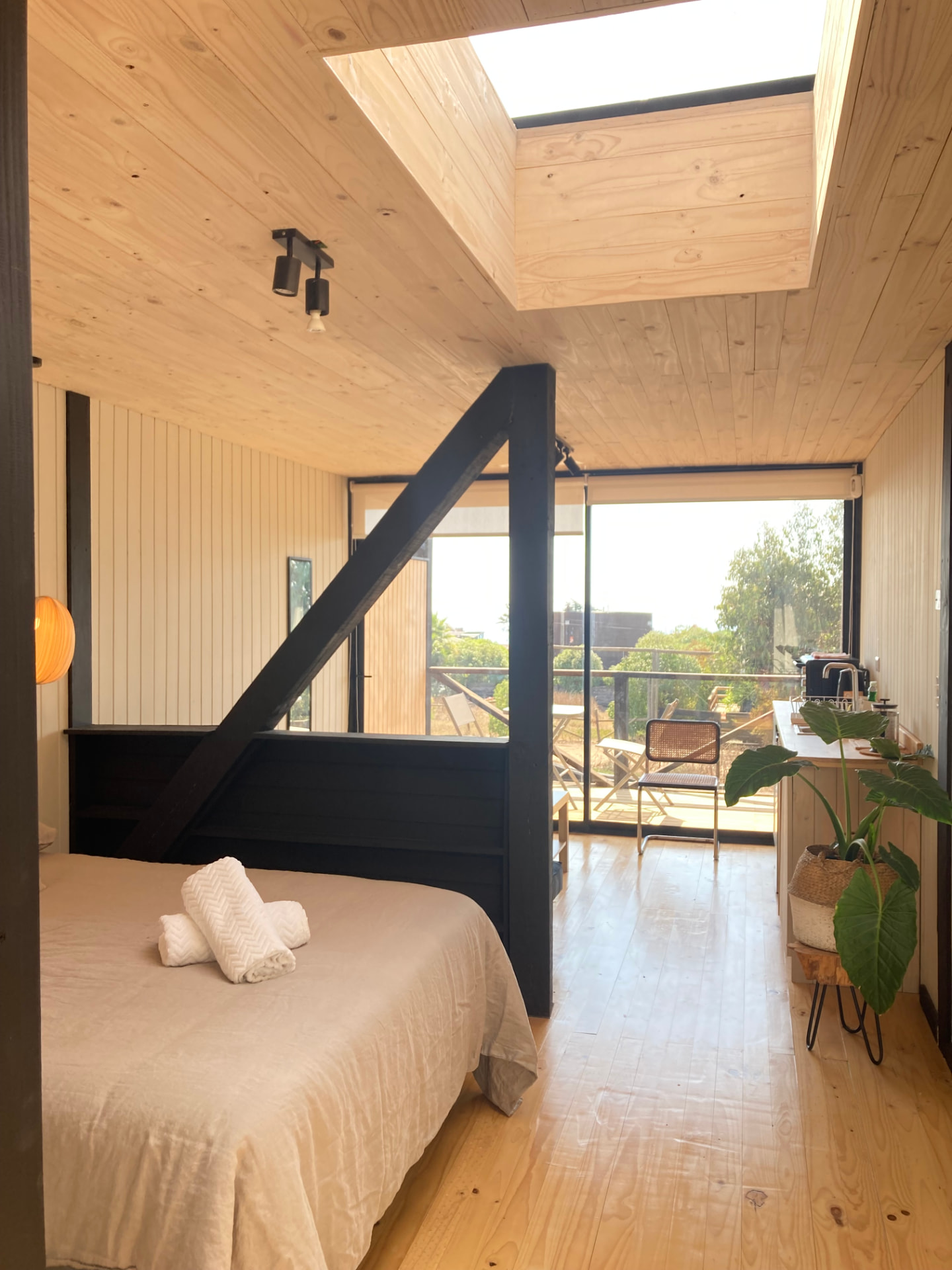 Interior de madera con claraboya y vista a la terraza