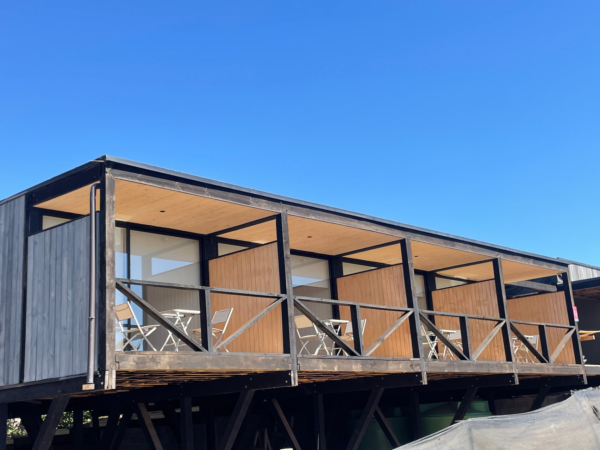 Terrazas de Alba Lodge con estructura de madera negra